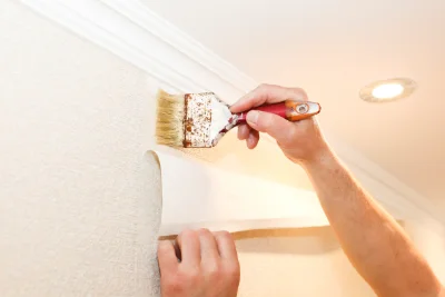 Pose de papier peint à Salon — revêtements muraux et toiles de verre